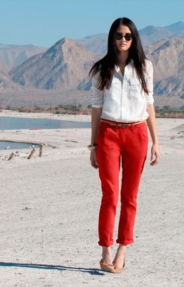 Девушка в красных брюках и белой блузке