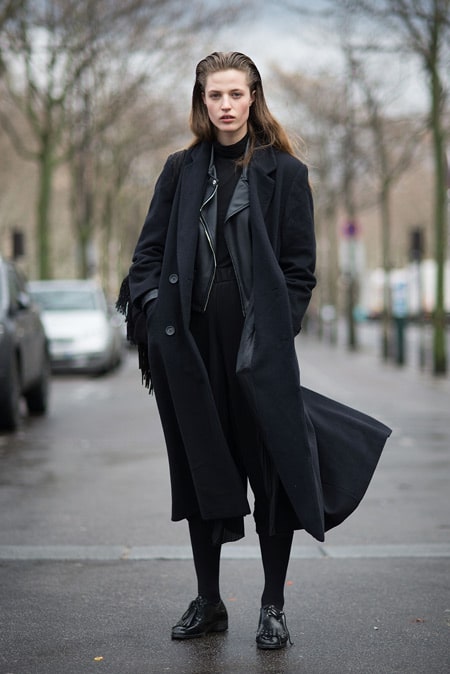 Девушка в черном пальто, плотные колготки