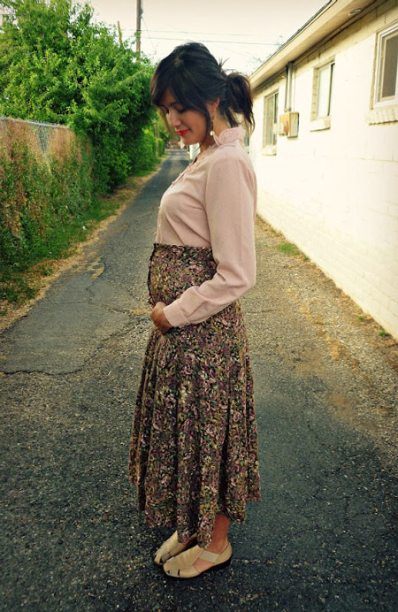 Беременная девушка в юбке макси и бежевой блузке