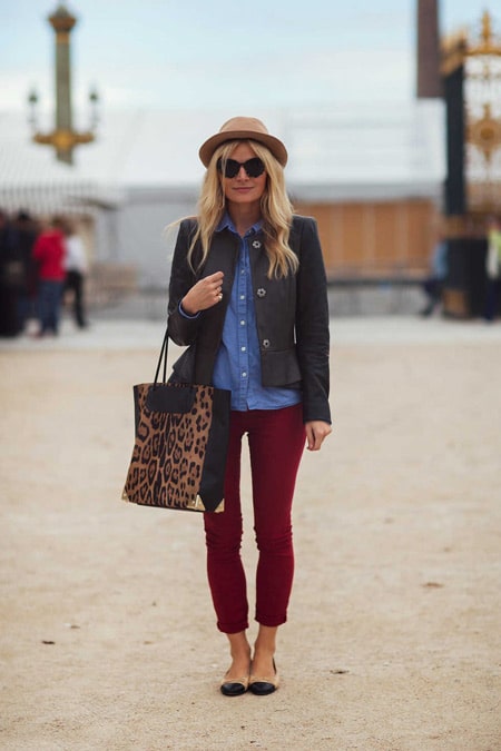 Девушка с леопардовой сумкой и в бордовых джинсах