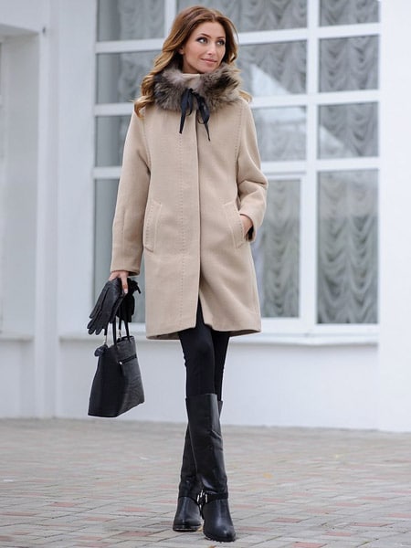 Девушка в свелом бежевом пальто