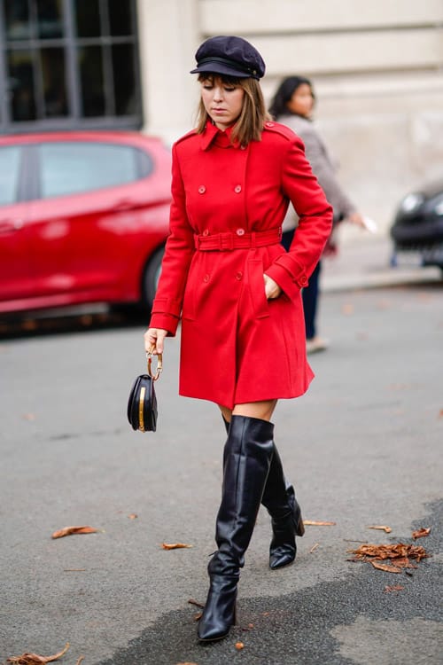 Девушка в красном пальто, черной кепке и сапогах