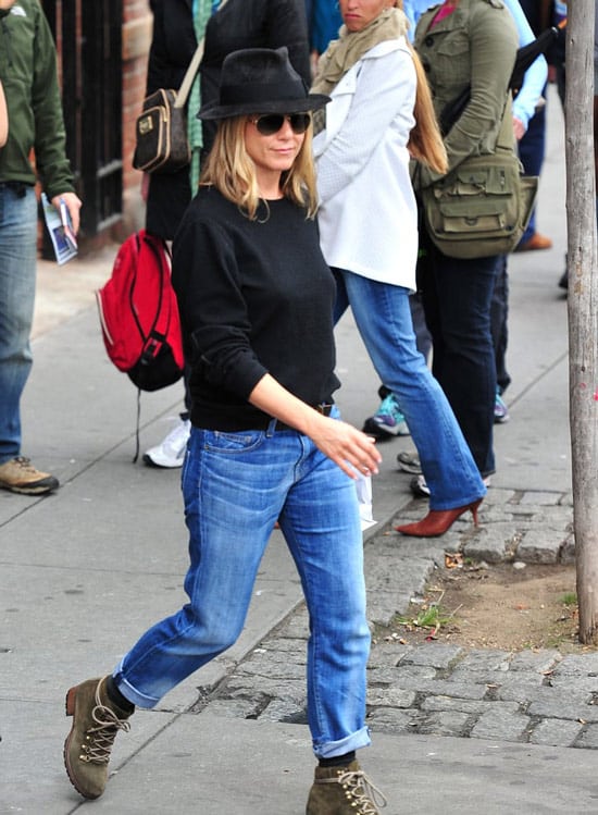 Дженнифер Энистон в синих джинсах, черные свитшот и ботинки