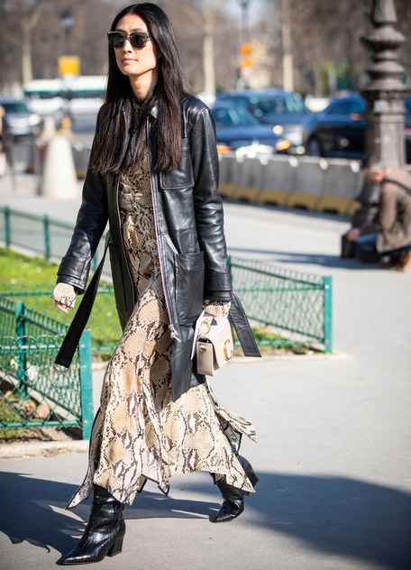 Девушка в платье со змеинным принтом и кожаная куртка