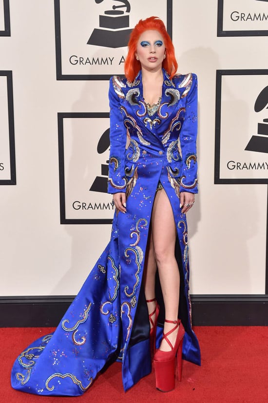 Леди Гага в синем платье с принтом и красные туфли на платформе