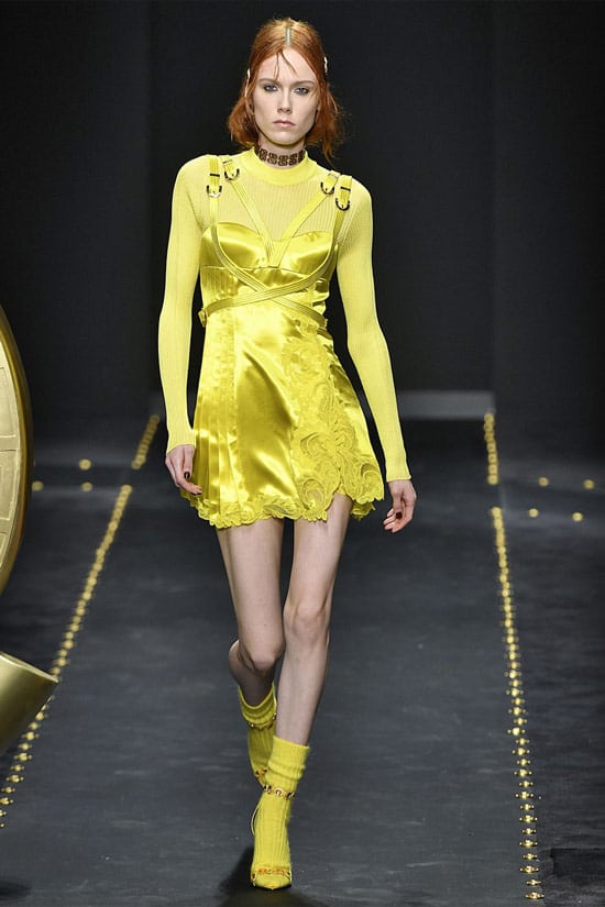 Модель в желтом мини платье, носки и туфли