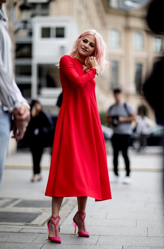 Девушка в красном свободном платье, розовые туфли на шпильке