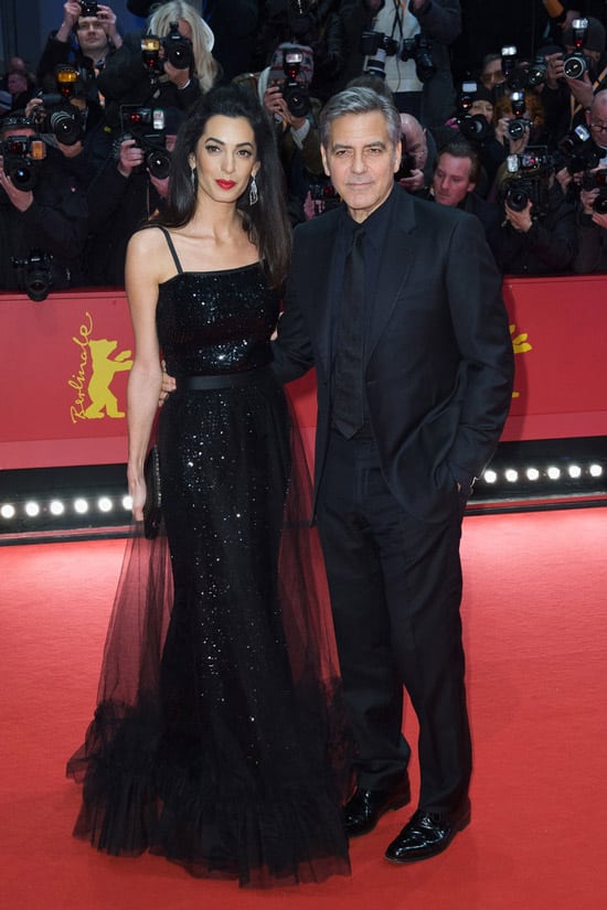 Амаль Клуни в блестящем вечернем платье, Джордж Клуни в черном костюме