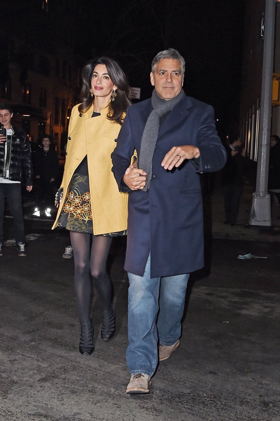Амаль Клуни в мини платье и желтом пальто, Джордж Клуни в черном пальто и джинсах