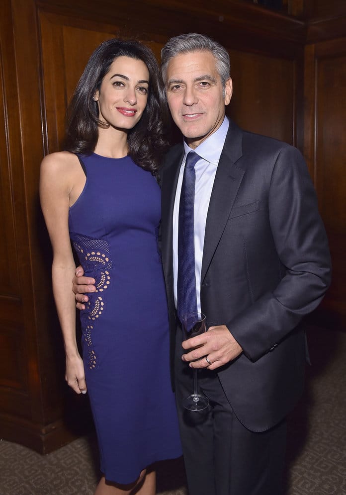 Амаль Клуни в темно-синем платье футляр