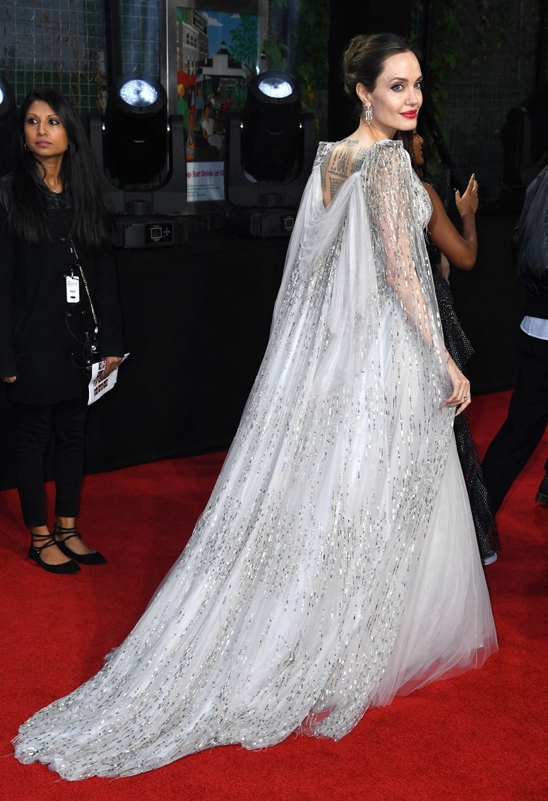 Анджелина Джоли в платье с пайетками и драпированной накидкой