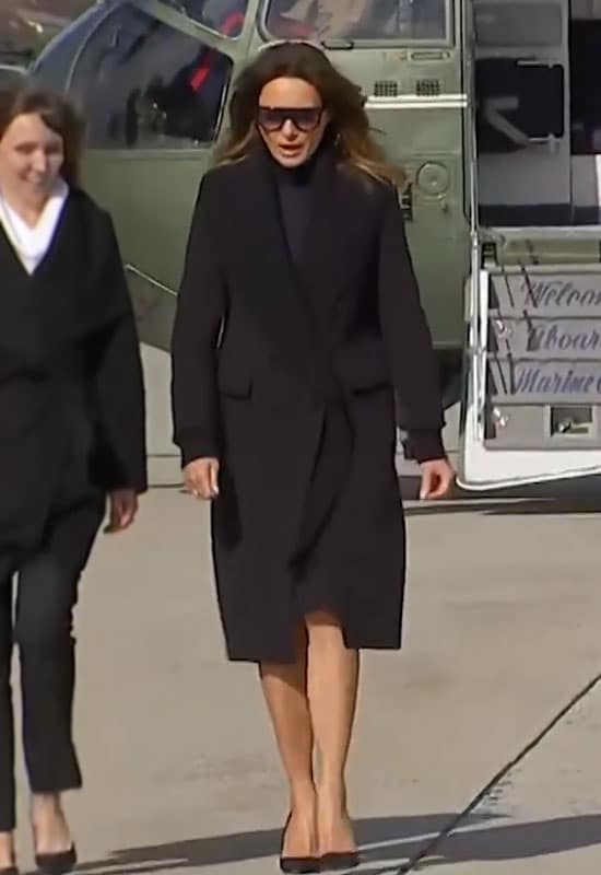 Мелания Трамп в черном пальто с укороченным рукавом и черных лодочках