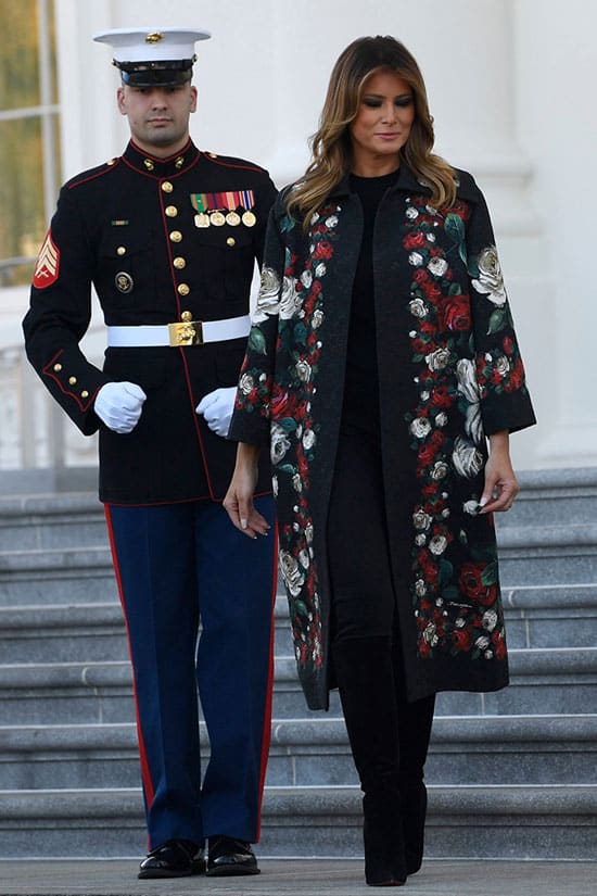 Мелания Трамп в черных брюках и цветочном пальто от дольче и габбана