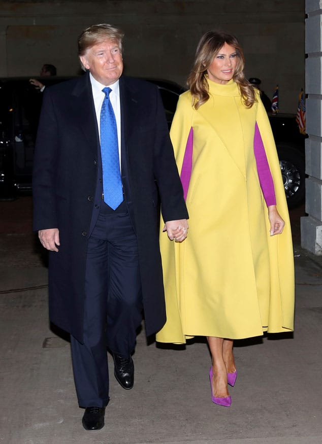 Мелания Трамп в желтом кейпе и фиолетовых лодочках