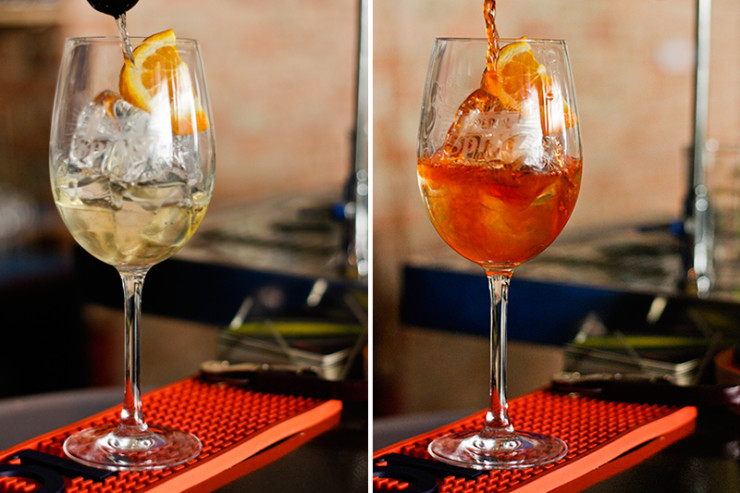 Безалкогольный шприц рецепт. Апероль Спритц. Aperol Spritz коктейль. Классический Апероль шприц. Коктейль шприц Апероль классический.