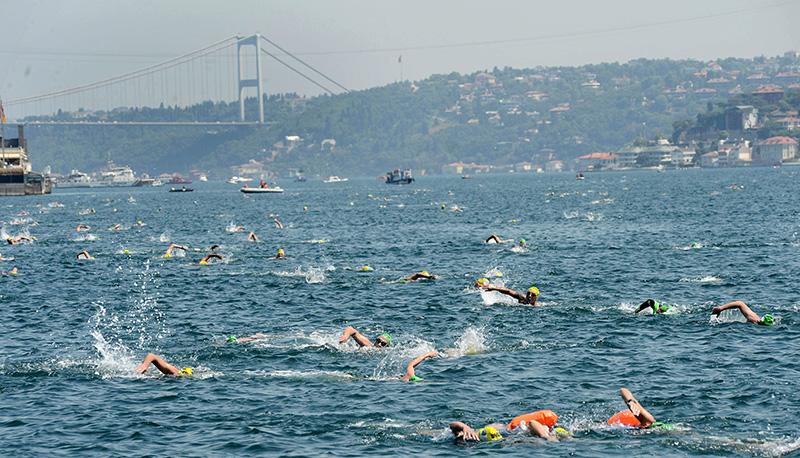 Где купаться в стамбуле. Босфор Турция переплыть. Заплыв через Босфор. Босфор пляж. Босфор купаться.