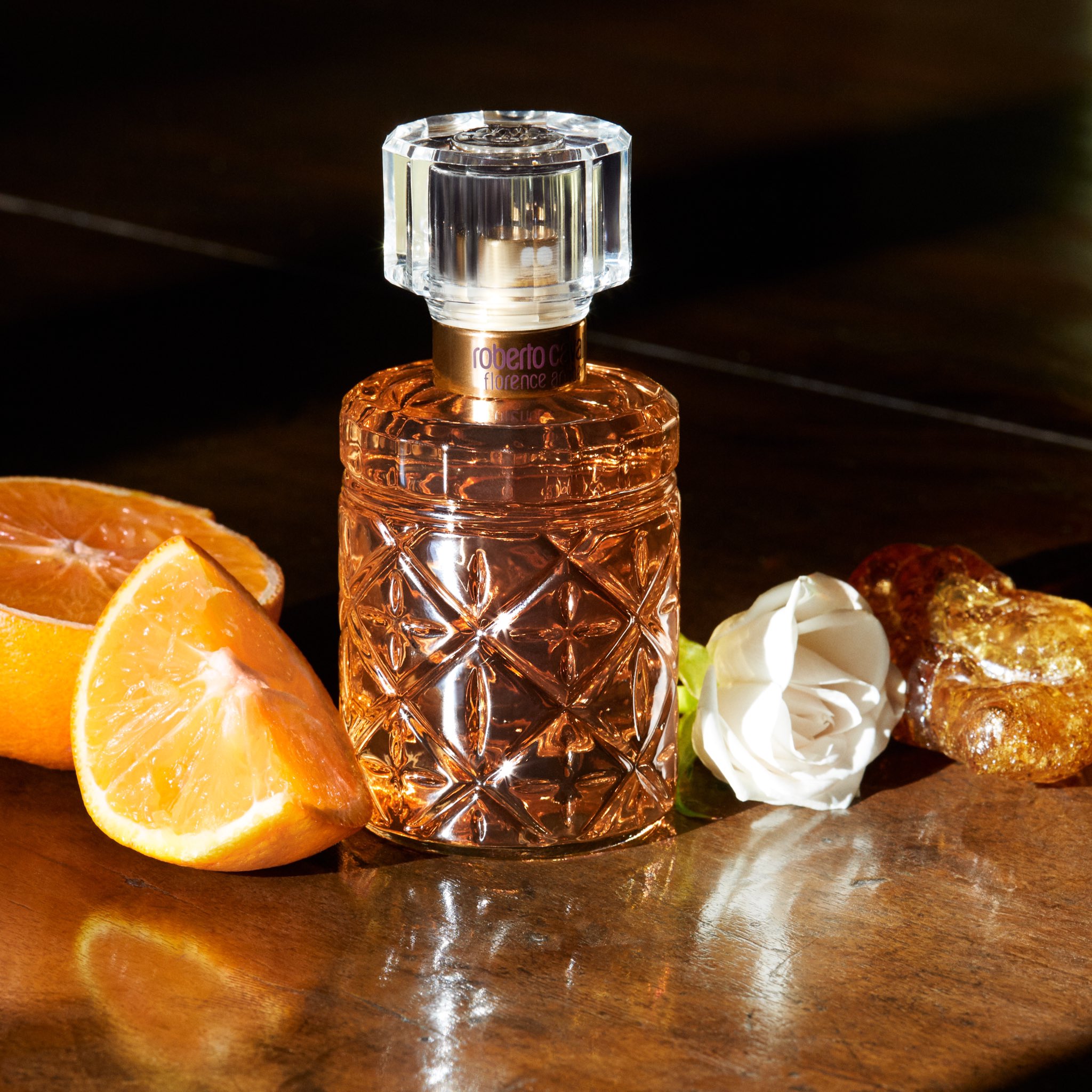 Единственный парфюмер. Roberto Cavalli Florence Amber. Florence Amber духи. Янтарь в парфюмерии. Парфюм в руках.