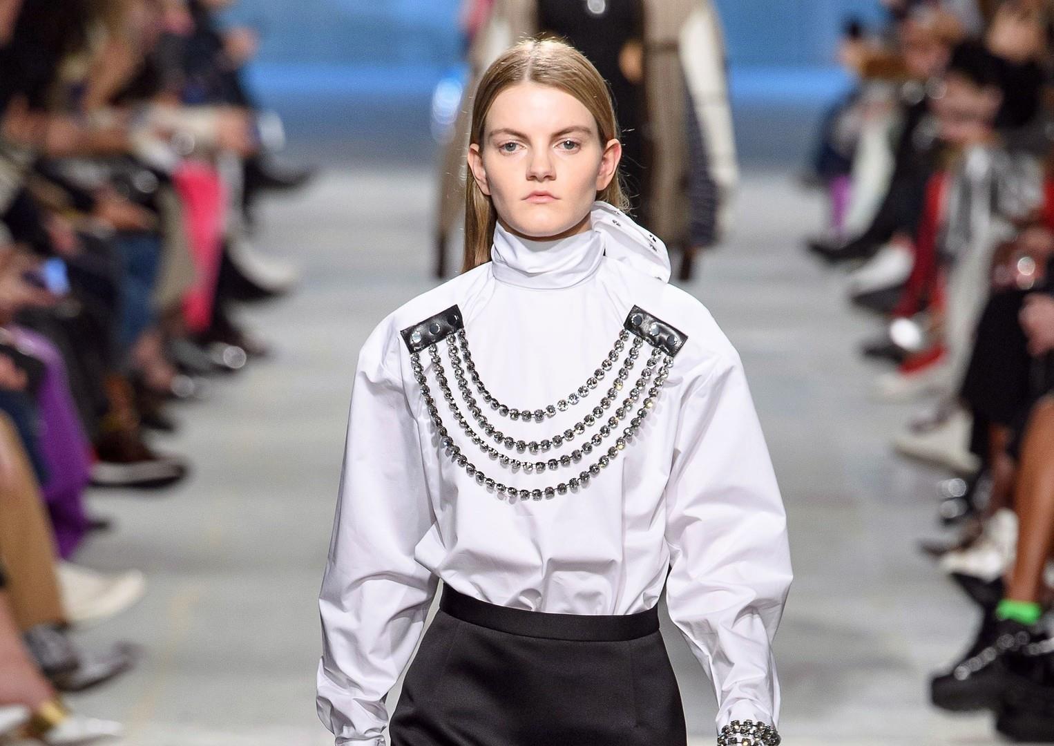 Новая мода 2019. Christopher Kane 2022. Christopher Kane Fall 2021. Christopher Kane подиум 2021. Vogue Definitive.