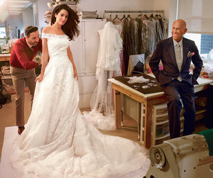 Амаль Аламуддин и дизайнер Оскар де ла Рента на примерке свадебного платья