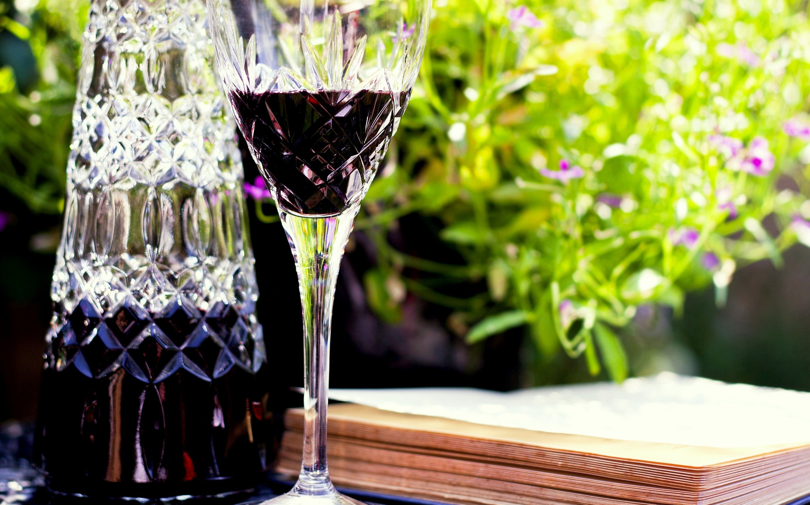 Хрустальный бокал с вином