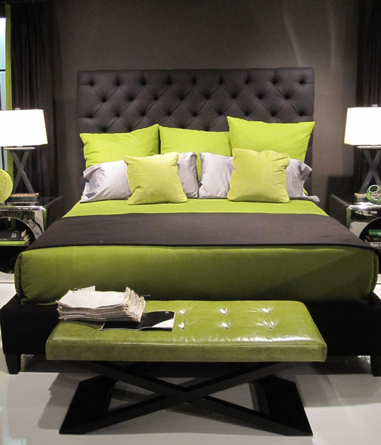 Комбинирование тёмно-серого и зелёного цвета в интерьере спальни
