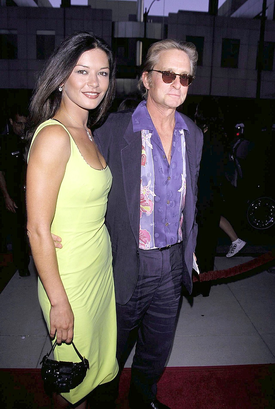 Майкл и Кэтрин в августе 1999 года: актер пока еще женат, и их свадьба будет только в 2000-м. Фото: GLOBAL LOOK PRESS