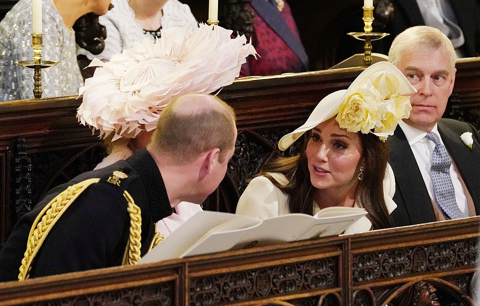 Герцог и герцогиня Кембриджские о чем-то увлеченно шепчутся через кресло мачехи жениха, Камиллы Фото: REUTERS