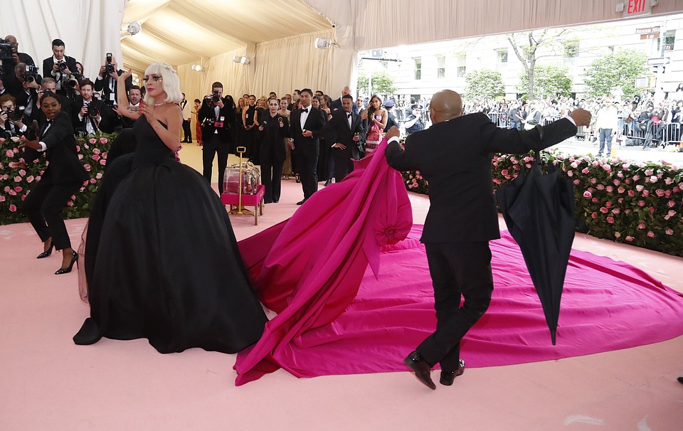 Под розовым нарядом оказалось черное платье. Фото: REUTERS