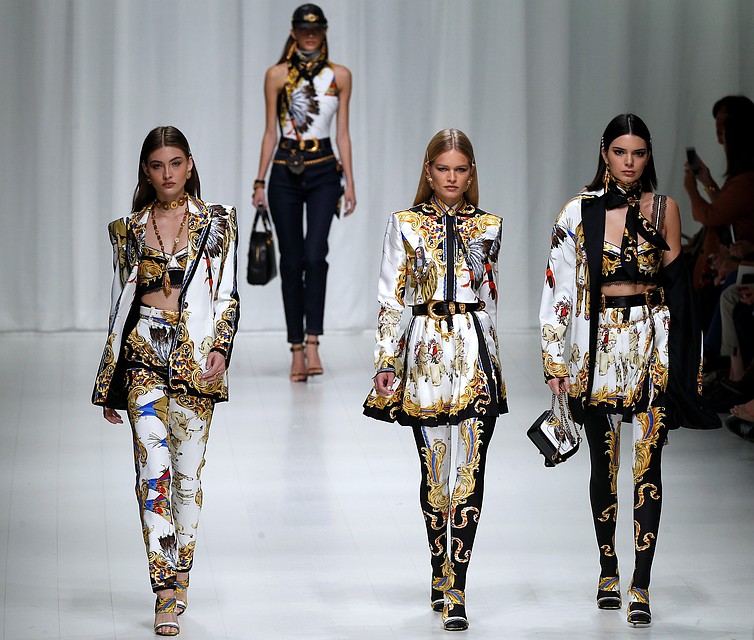 В новой коллекции использовано много мотивов, придуманных еще Джанни, и ставших фирменным стилем марки Versace. Фото: REUTERS