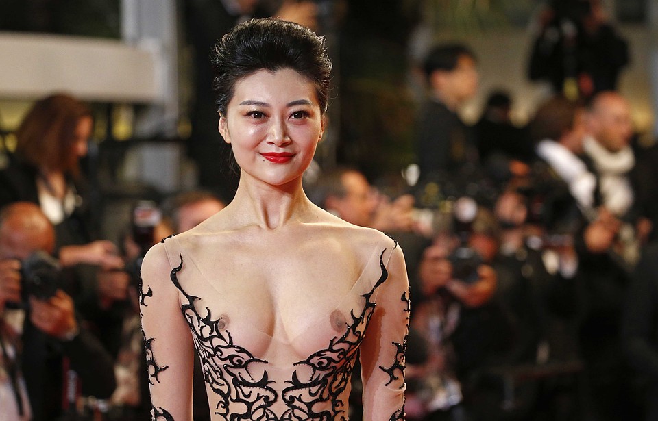 Таинственная незнакомка азиатского происхождения шокировала Каннский фестиваль обнаженной грудью. Фото: REUTERS