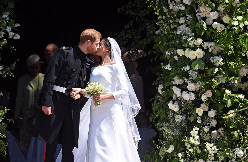 Первый поцелуй мужа и жены на глазах у всего мира Фото: REUTERS