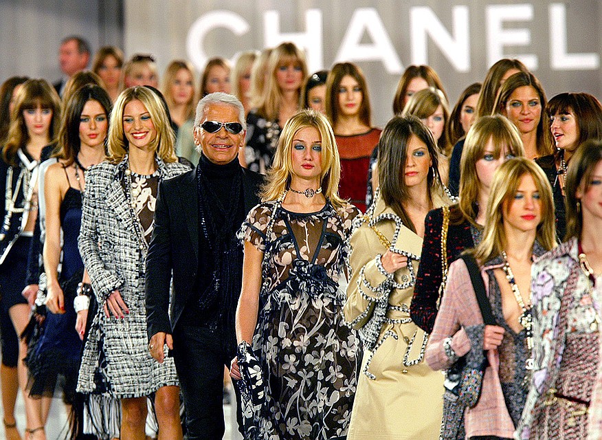 Карл Лагерфельд среди моделей на показе Chanel, 2003 год. Фото: REUTERS