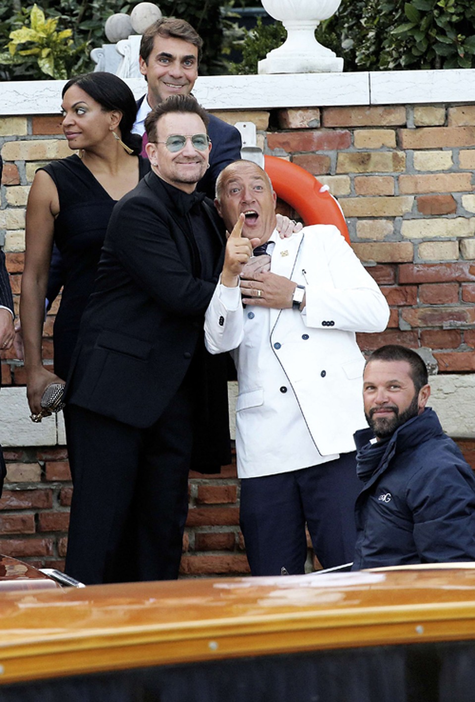 Солист группы U2 Боно не упускает случая поинтриговать фотографов. Фото: REUTERS