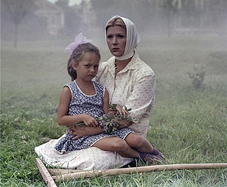 В «Белых росах» Касмачева сыграла в 6-летнем возрасте Фото: кадр из фильма