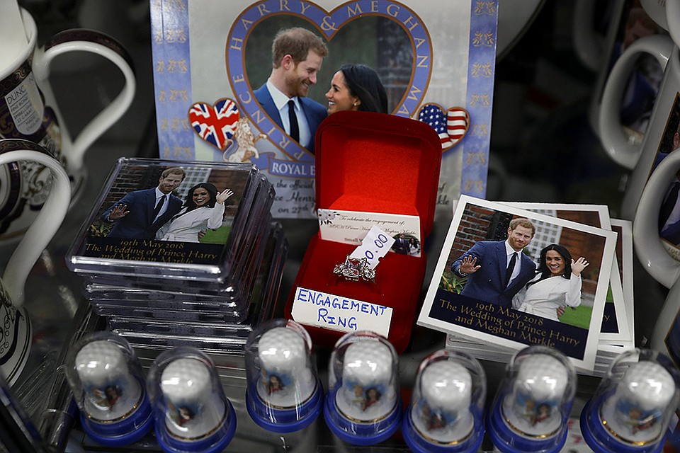 Англичане массово скупают сувениры в честь свадьбы принца Гарри Фото: REUTERS