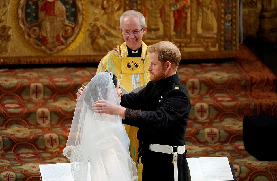 Архиепископ Кентерберийский Джастин Уэлби объявил Гарри и Меган мужем и женой Фото: REUTERS
