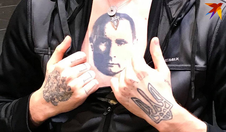 Татуировки на кистях - гербы России и Украины - артист сделал почти одновременно Фото: Оксана ФОМИНА
