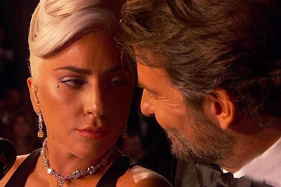 Леди Гага и Брэдли Купер во время выступления на "Оскаре" смотрели друг на друга с такой нежностью, что многие поверили: между ними не просто рабочие отношения. Фото: кадр видео. 
