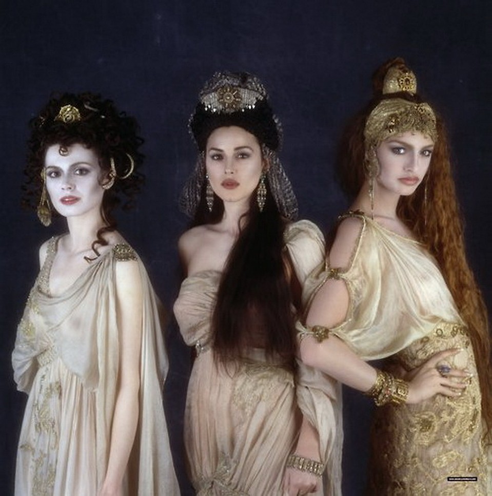 Роль невесты Дракулы (Моника в центре) стала первой серьезной работой Белуччи в кино 
