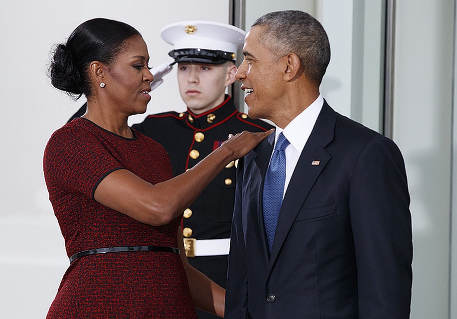 На фоне улыбающихся и выглядивших непринужденно Мишель и Барака Обамы... Фото: EAST NEWS