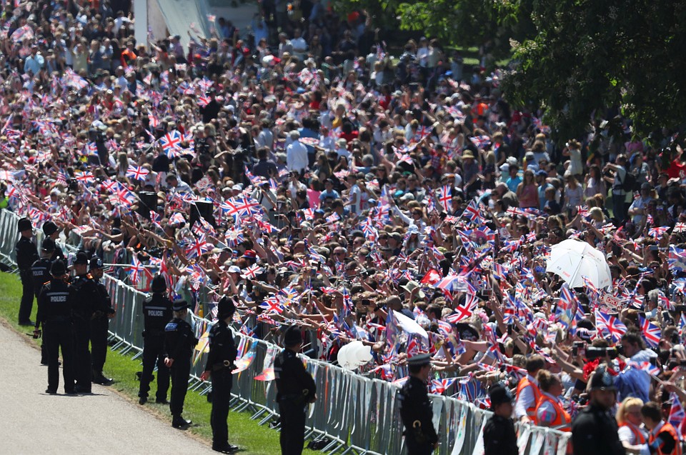 100-тысячная толпа приветствовала Гарри и Меган на улицах Виндзора Фото: REUTERS
