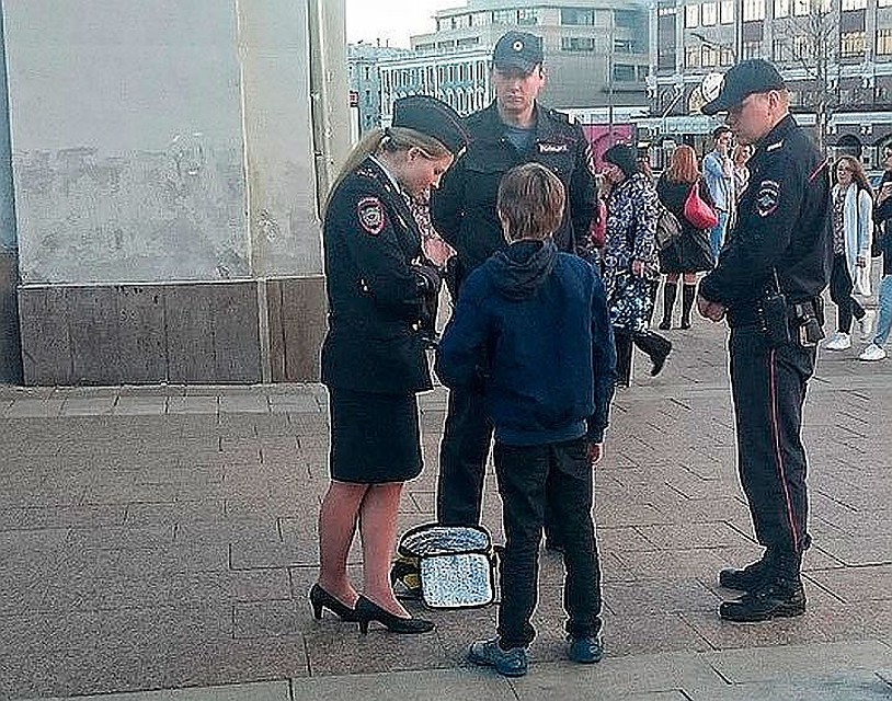 10-летний герой скандала на Арбате Оскар Скавронски пытался убежать от сотрудников полиции 