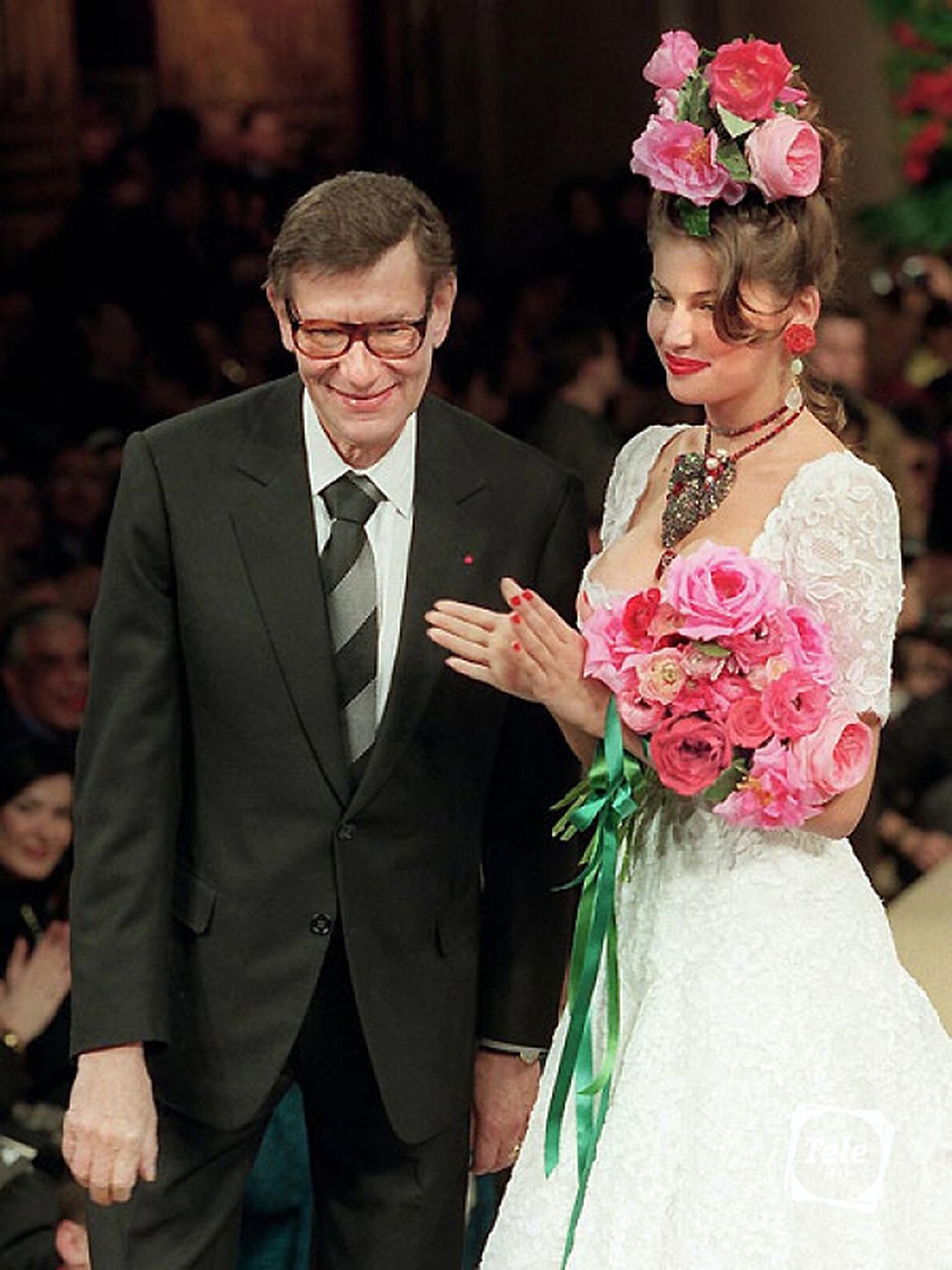 На праздновании 40-летия модного дома Ив Сен-Лорана в 1998 году Летиция вышла в конце шоу в роскошном свадебном платье Фото: EAST NEWS
