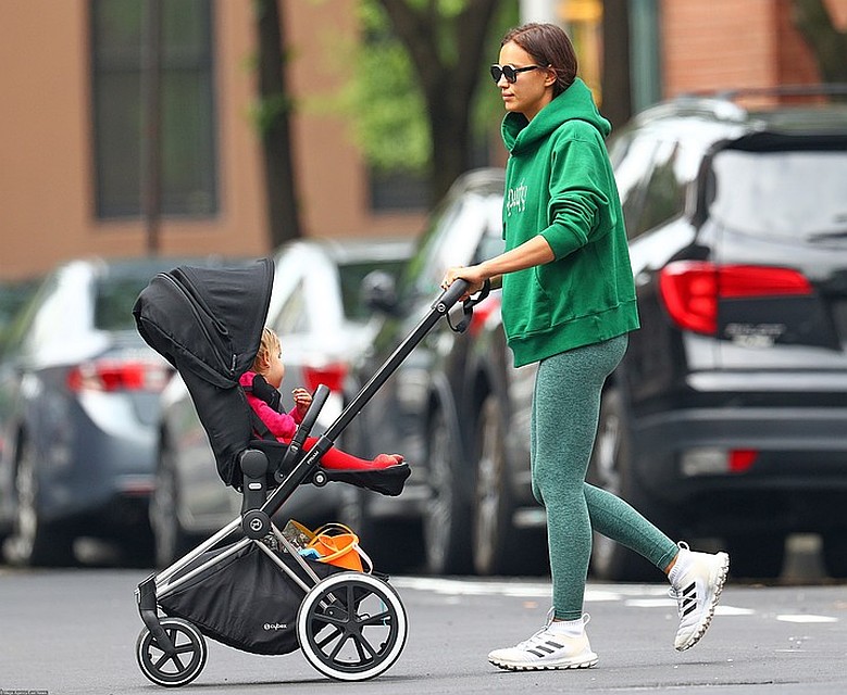 Папарацци часто снимают модель во время прогулки с дочкой. Фото: EAST NEWS