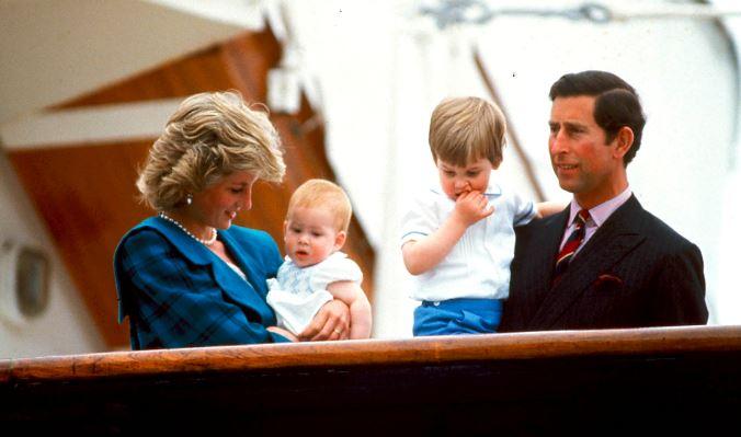Принцесса Диана и Принц Чарльз, принц Уильям и принц Гарри (!992год). Фото
