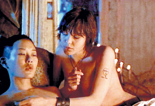 Дженни ШИМИЦУ была без ума от ласковых губ ДЖОЛИ (кадр из фильма «Джиа»)