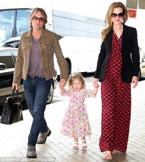 Кейт и Николь с дочкой Санди Роуз. Фото Daily Mail