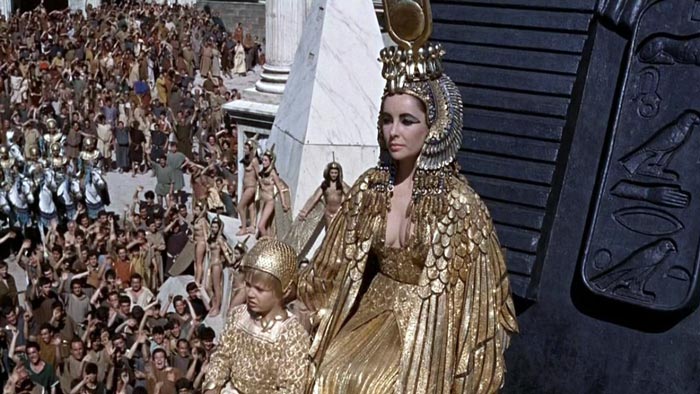 Элизабет Тейлор в золотом наряде. Кадр из фильма «Клеопатра»