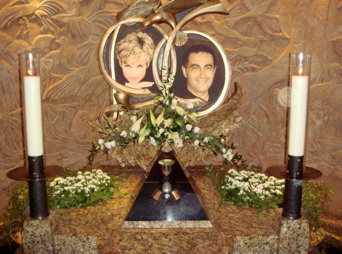 Мемориал принцессе Диане и Доди Аль-Файеду в Лондонском универмаге.Фото