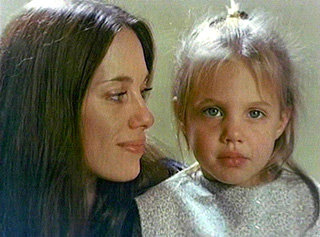 Маленькая Анджелина с матерью Маршелин - на фото кроха действительно блондинка